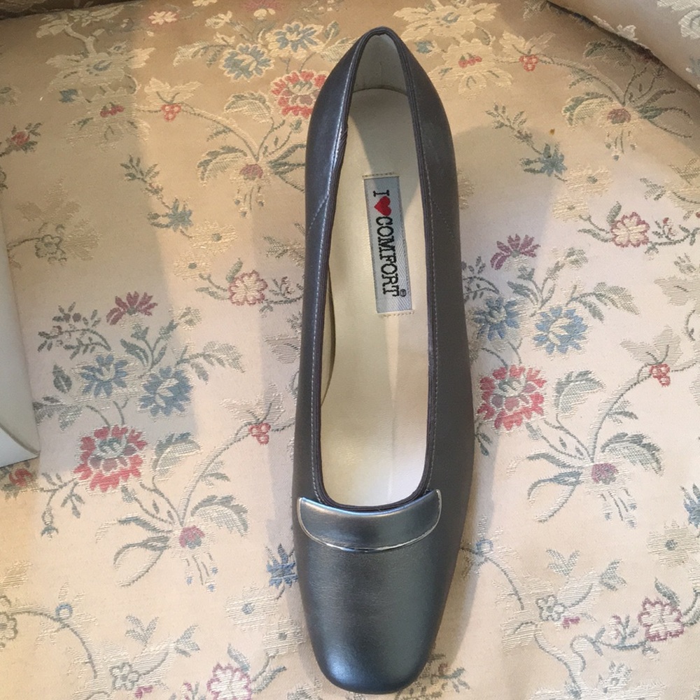 Silver pumps